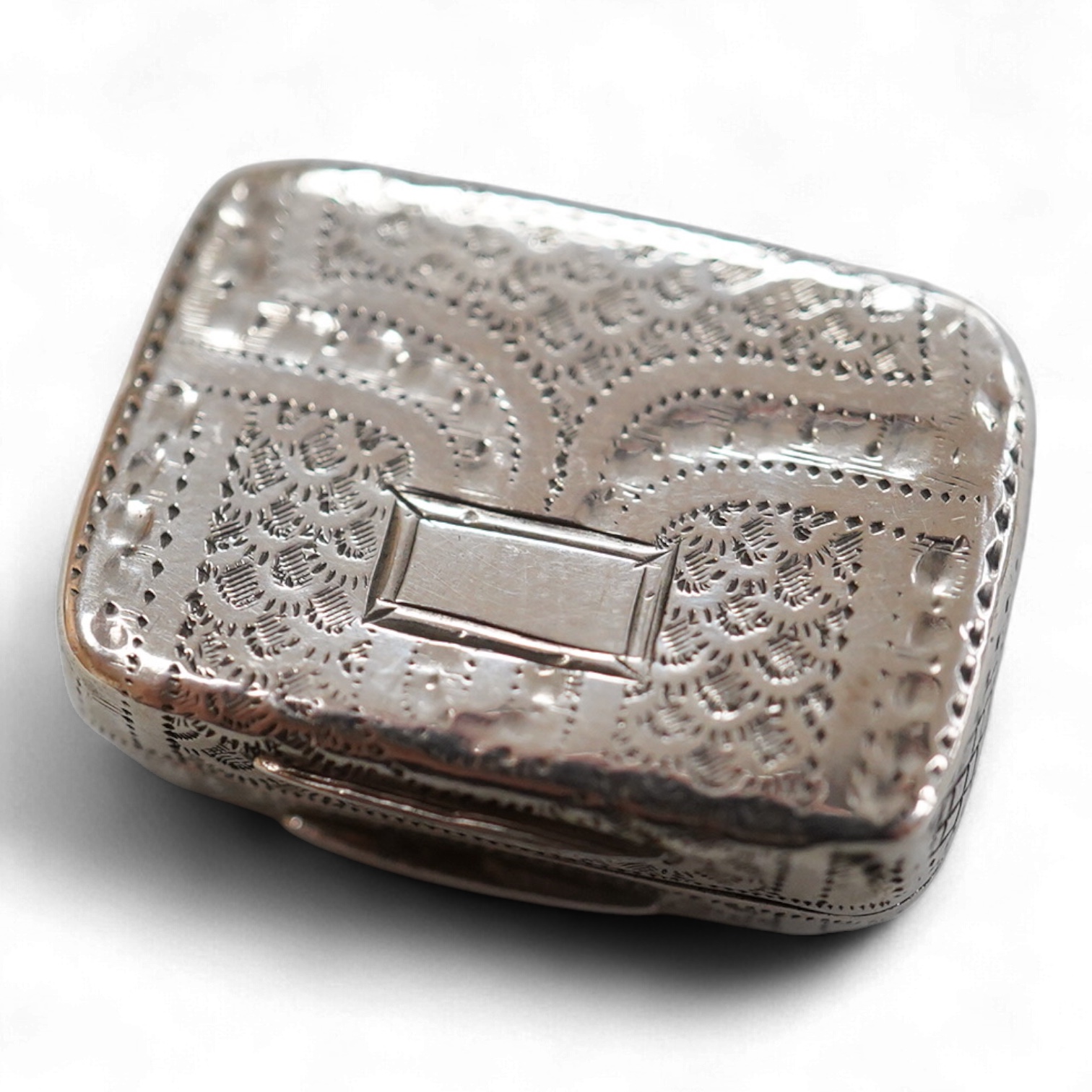 A George III silver vinaigrette, modelled as a satchel, John Linnet, Birmingham, 1816, 24mm.